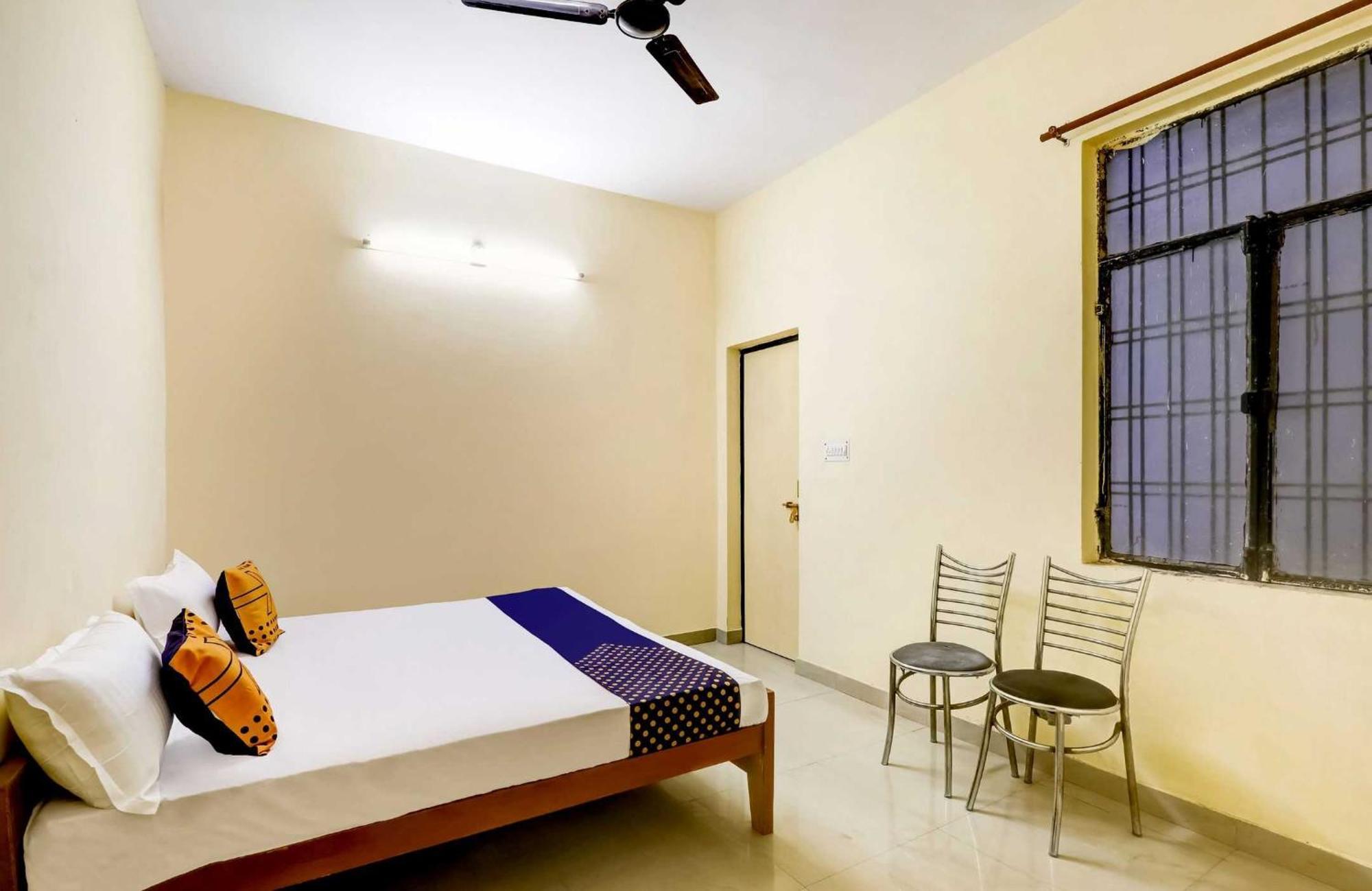 สปอต ออน 76168 คณปตี พาเลซ Hotel ลัคเนา ภายนอก รูปภาพ