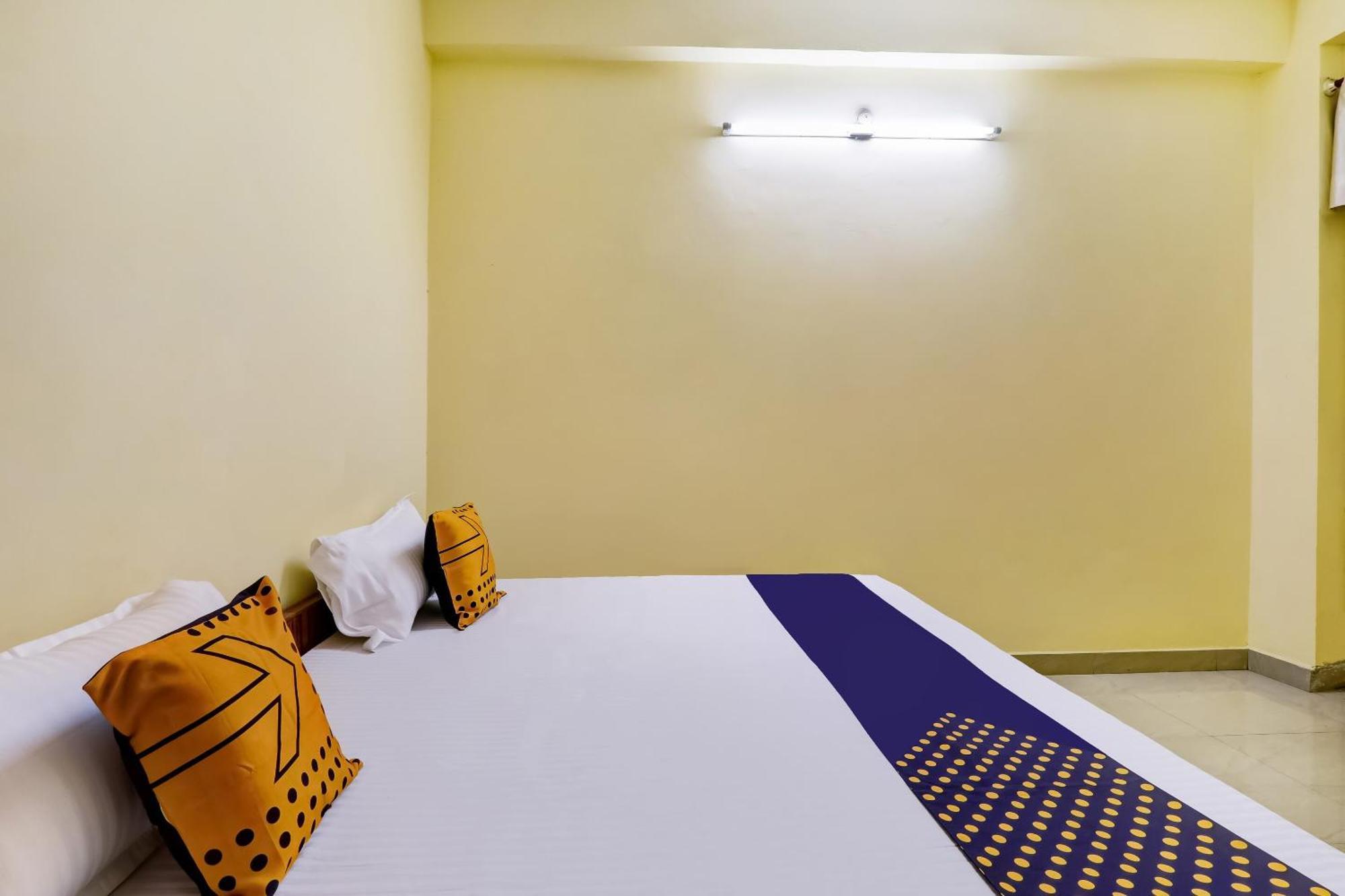สปอต ออน 76168 คณปตี พาเลซ Hotel ลัคเนา ภายนอก รูปภาพ
