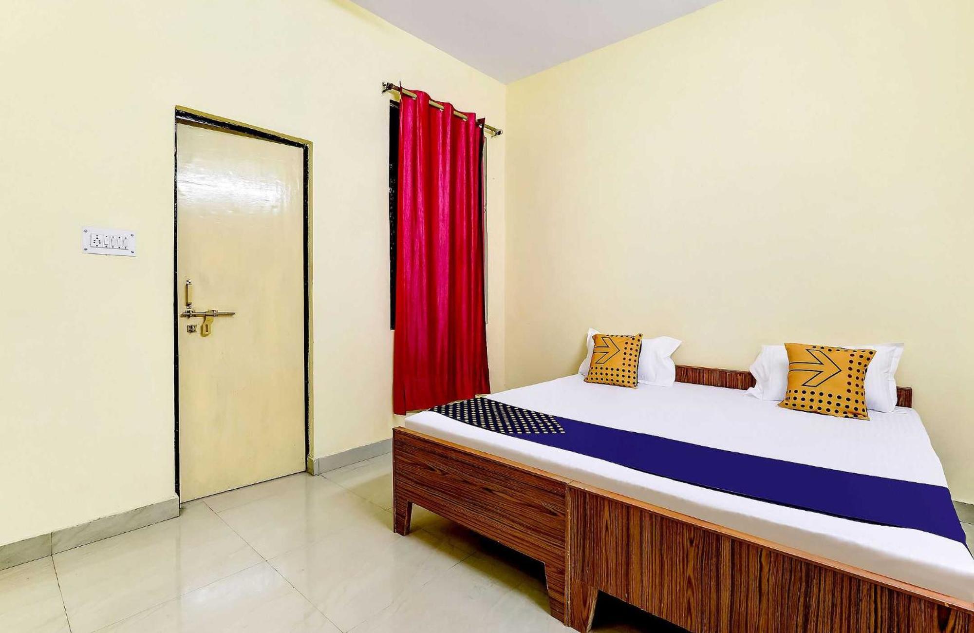 สปอต ออน 76168 คณปตี พาเลซ Hotel ลัคเนา ภายนอก รูปภาพ