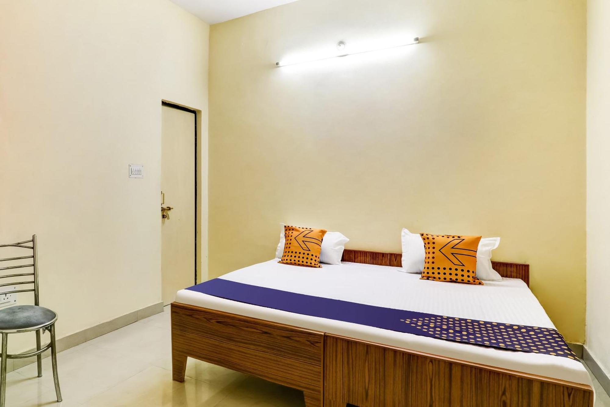 สปอต ออน 76168 คณปตี พาเลซ Hotel ลัคเนา ภายนอก รูปภาพ
