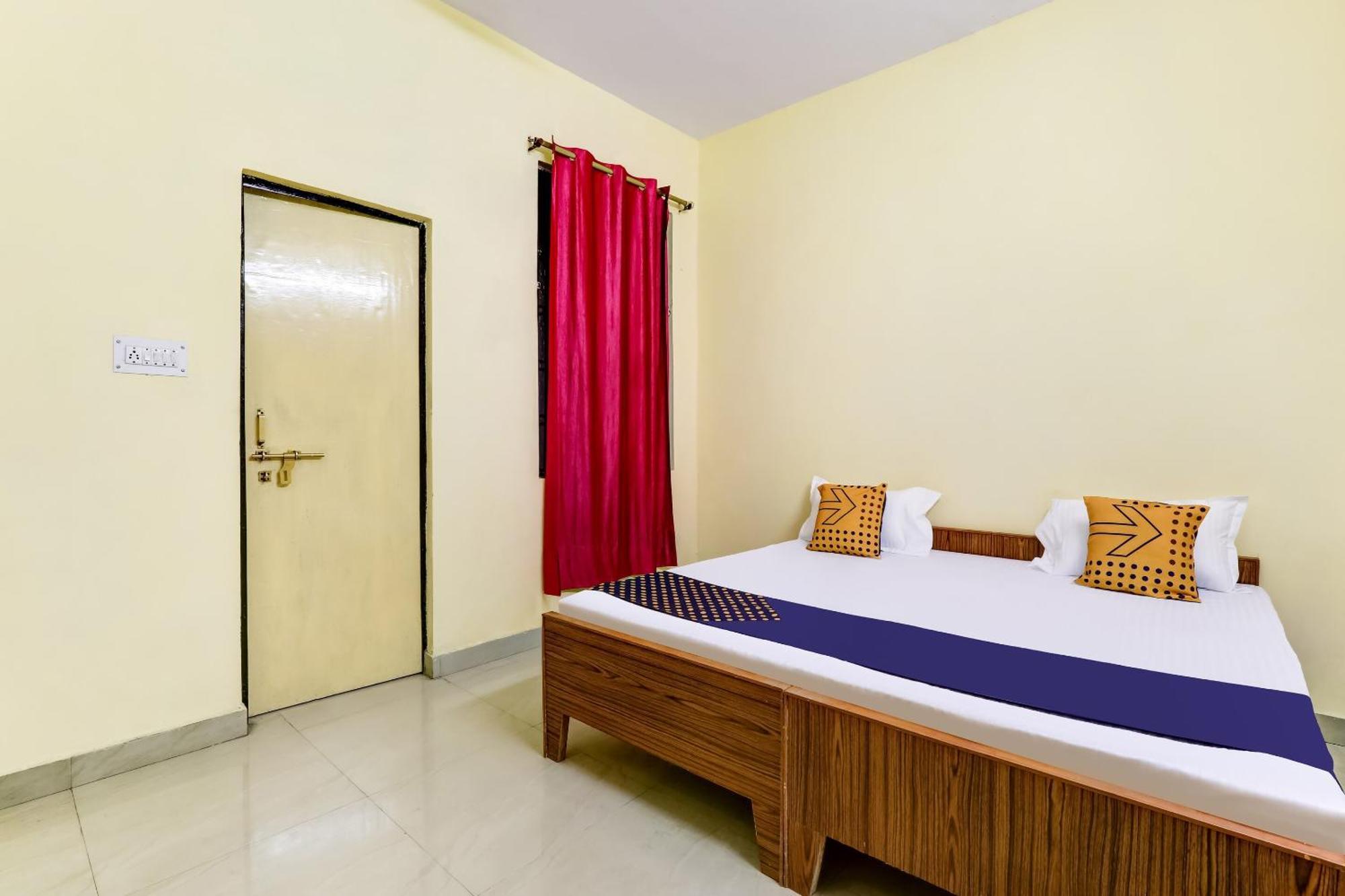 สปอต ออน 76168 คณปตี พาเลซ Hotel ลัคเนา ภายนอก รูปภาพ