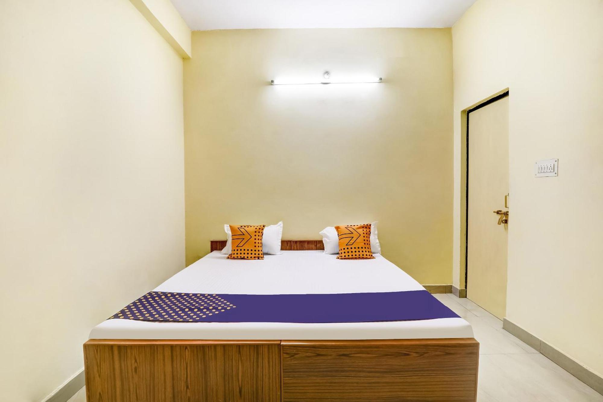 สปอต ออน 76168 คณปตี พาเลซ Hotel ลัคเนา ภายนอก รูปภาพ